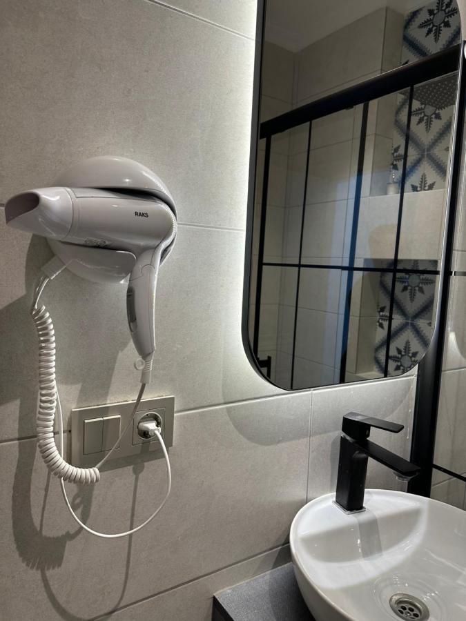 Center Of City In Besiktas 2 Plus 1 With 2 Bathroom And 3 Air Conditioner 이스탄불 외부 사진
