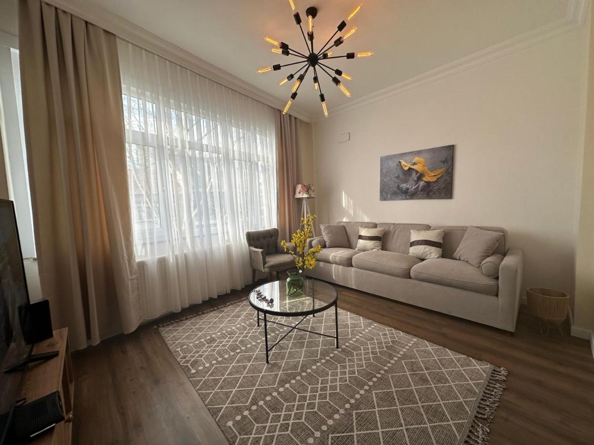 Center Of City In Besiktas 2 Plus 1 With 2 Bathroom And 3 Air Conditioner 이스탄불 외부 사진