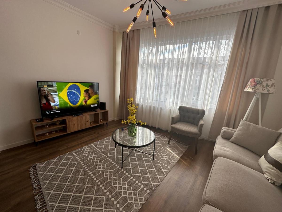 Center Of City In Besiktas 2 Plus 1 With 2 Bathroom And 3 Air Conditioner 이스탄불 외부 사진